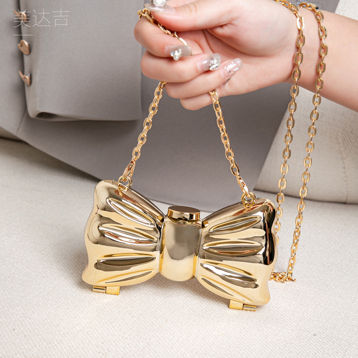 Glossy Gold Metal Bow Shaped M - đánh giá và giá Clutch Bag Evening